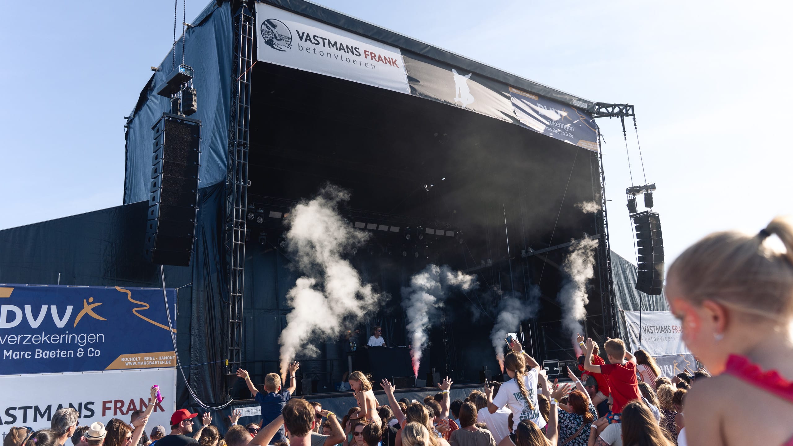 Publiek en confetti voor de Papillon op Festival Tongerlo