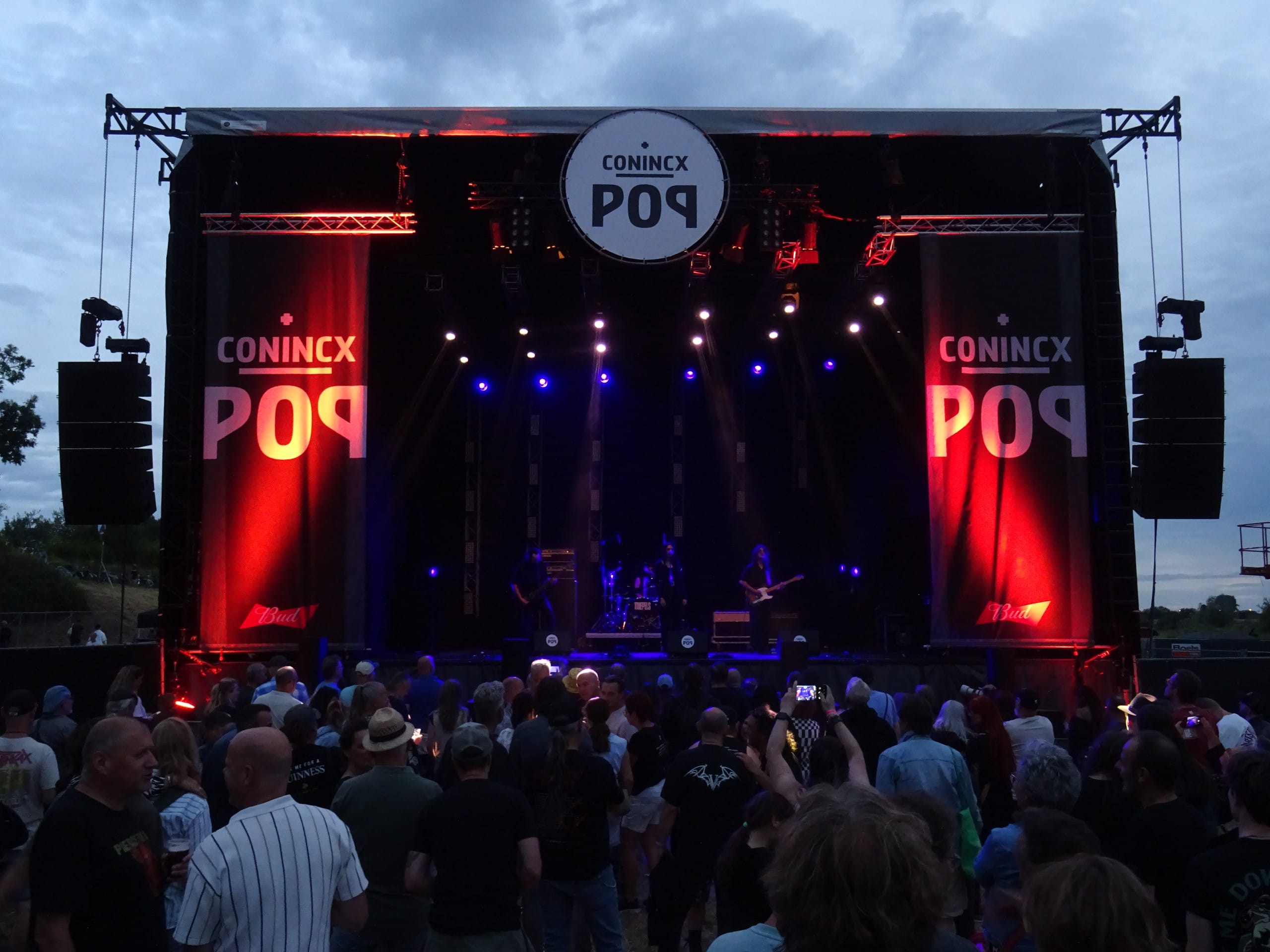 De Lion stage in rood licht tijdens Conincx Pop in Elsloo
