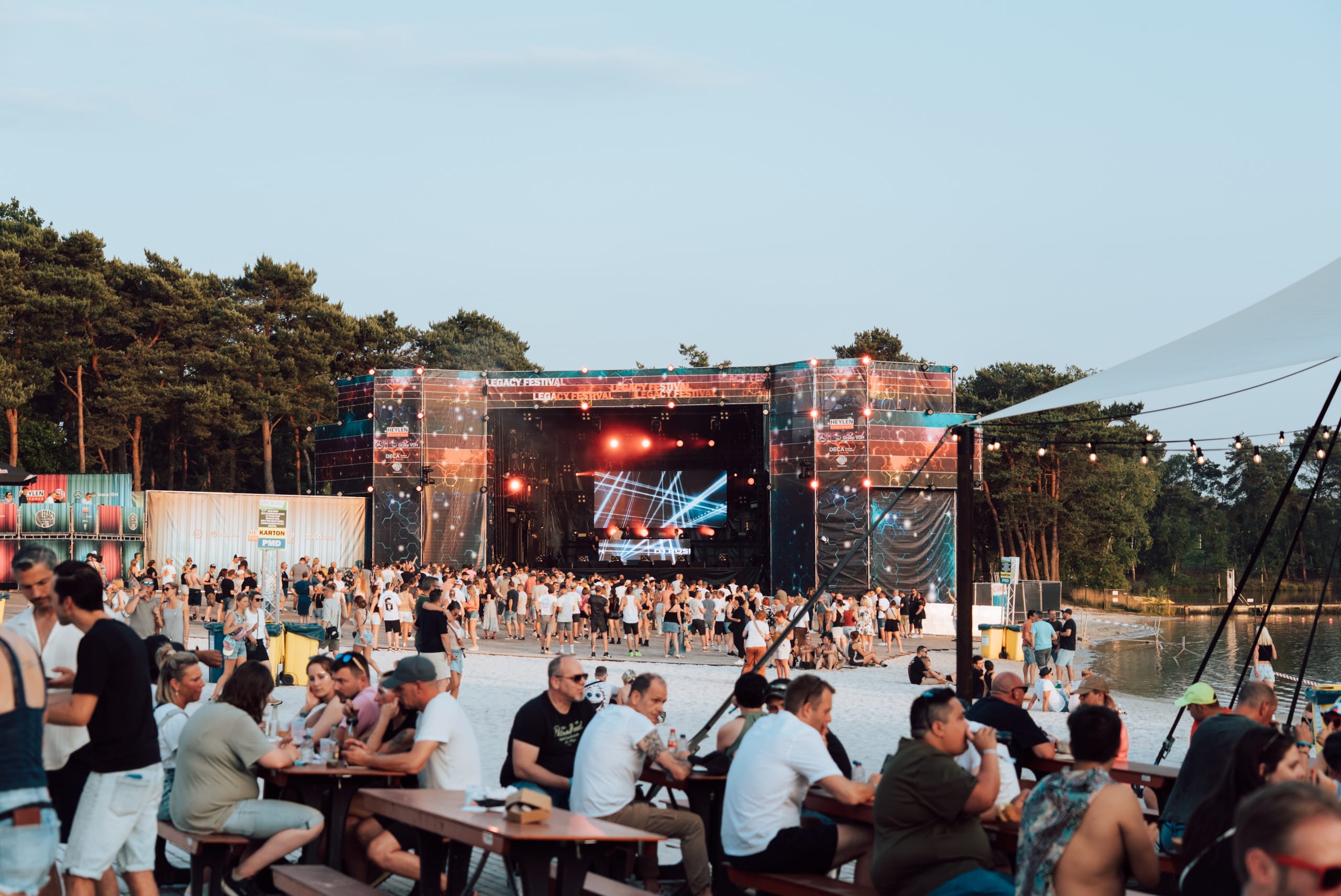 De Papillon stage op het strand van Legacy Festival