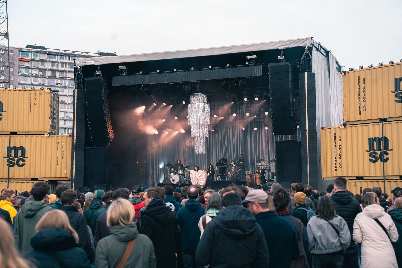 Publiek voor de stage op Copa Dok