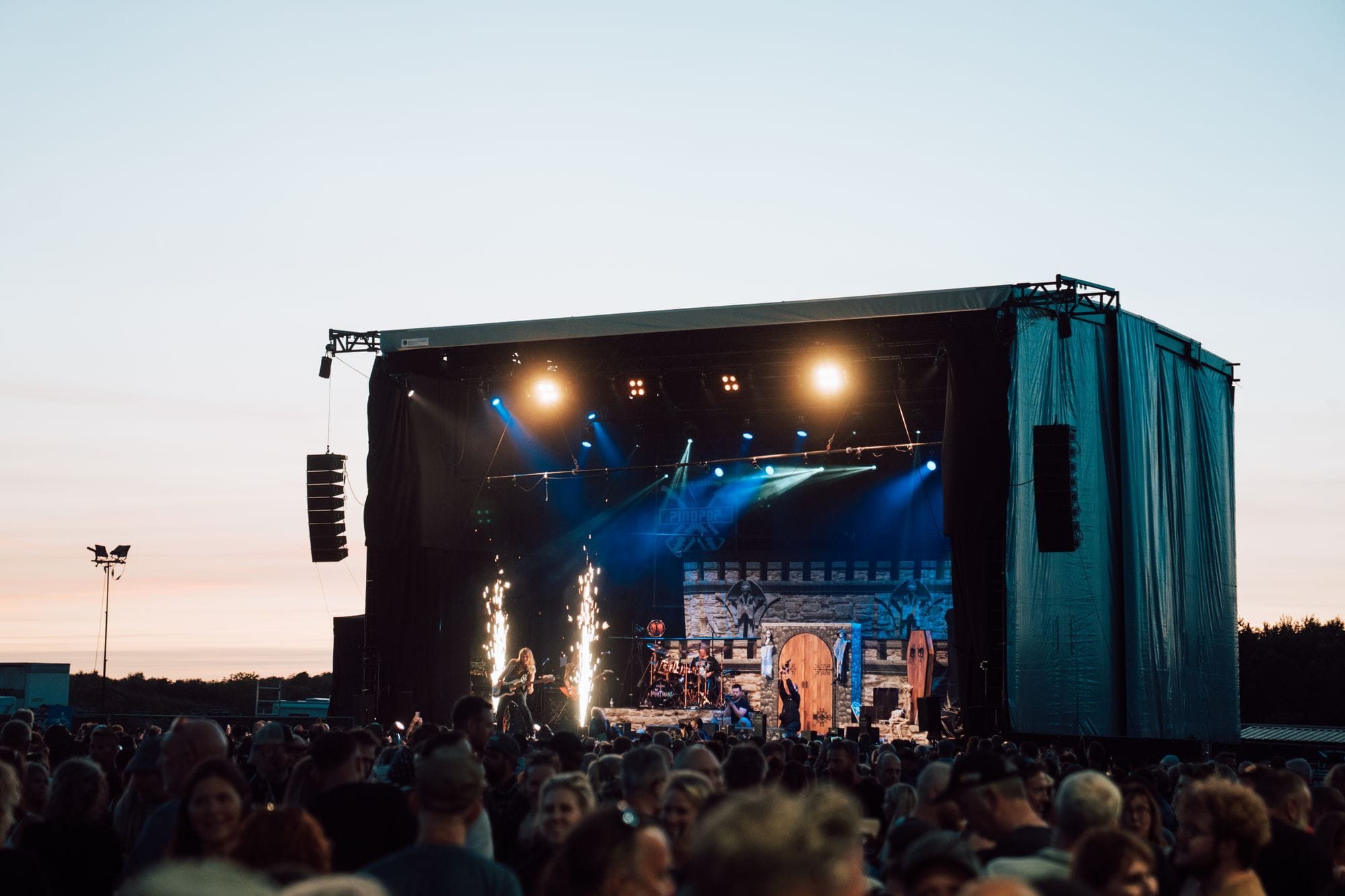 De Lion stage in vol bedrijf bij valavond op Pinopop in Lommel