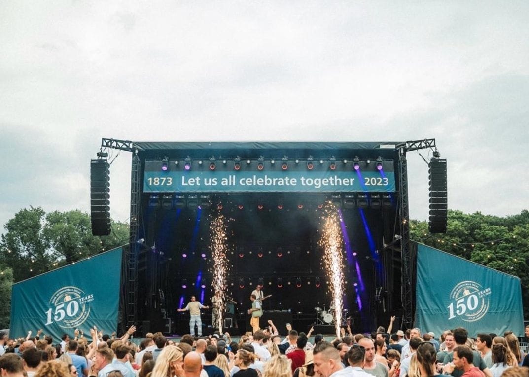 De Papillon stage met gepersonaliseerde Atlas Copco-zeilen