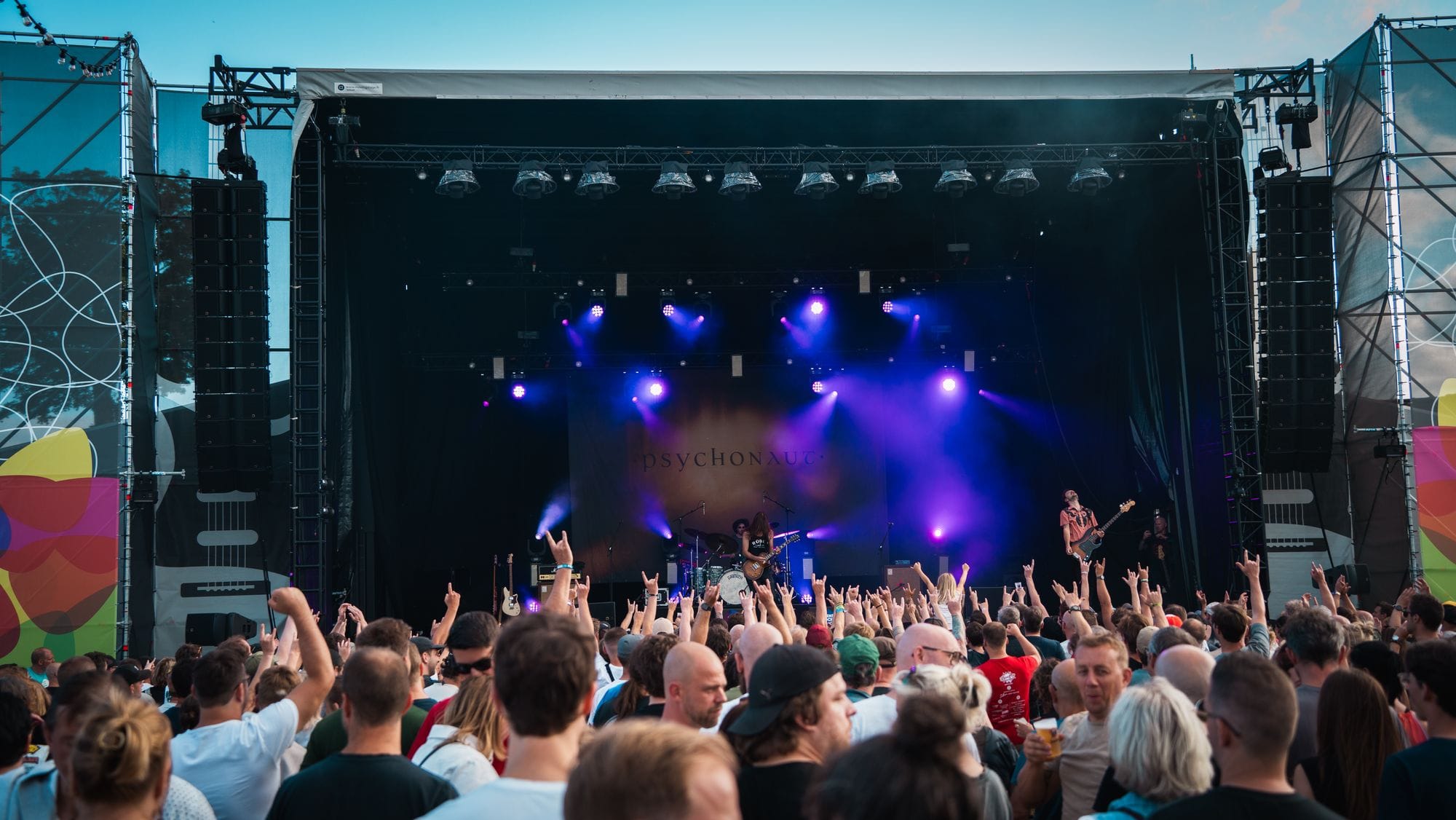 Gepersonaliseerde stagezeilen in Grensrock-branding