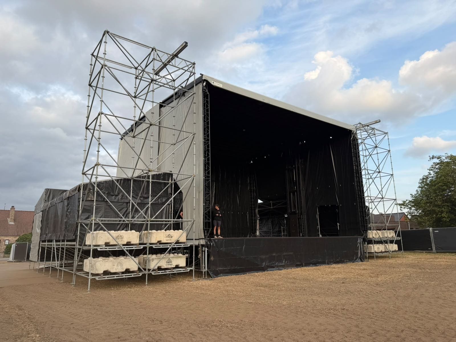De opgebouwde stage met steigertorens op Rock Olmen
