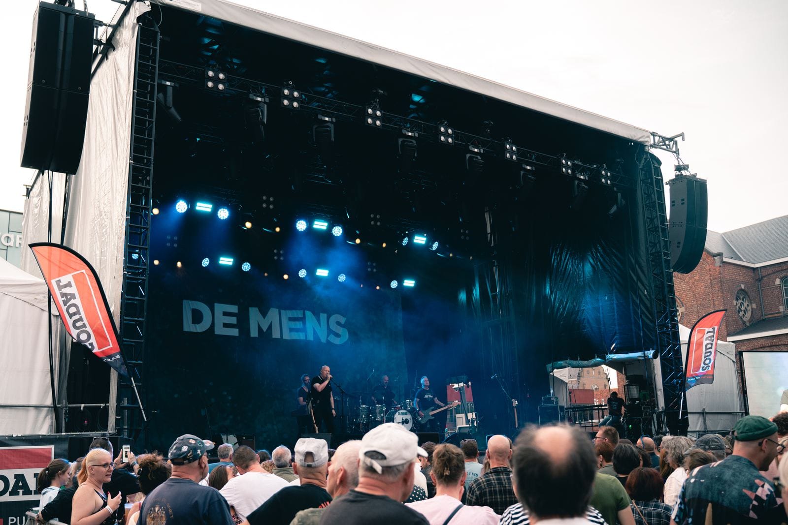 De stage in blauw licht tijdens Summer Sessions