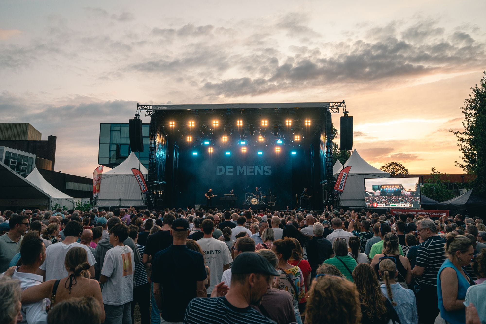 Volle festivalweide bij zonsondergang voor de stage op Summer Sessions in Turnhout
