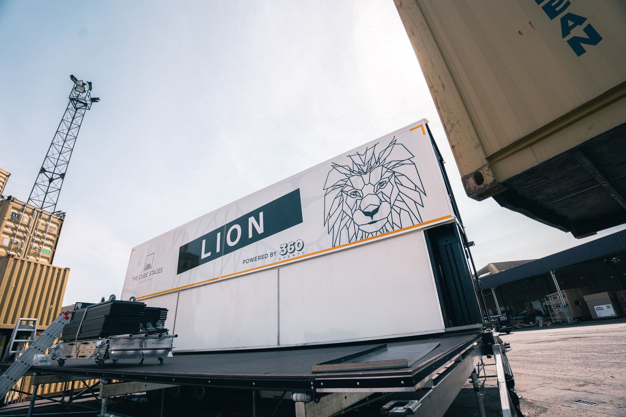 De Lion-oplegger met leeuwenkop op de zeilen, in de haven van Gent