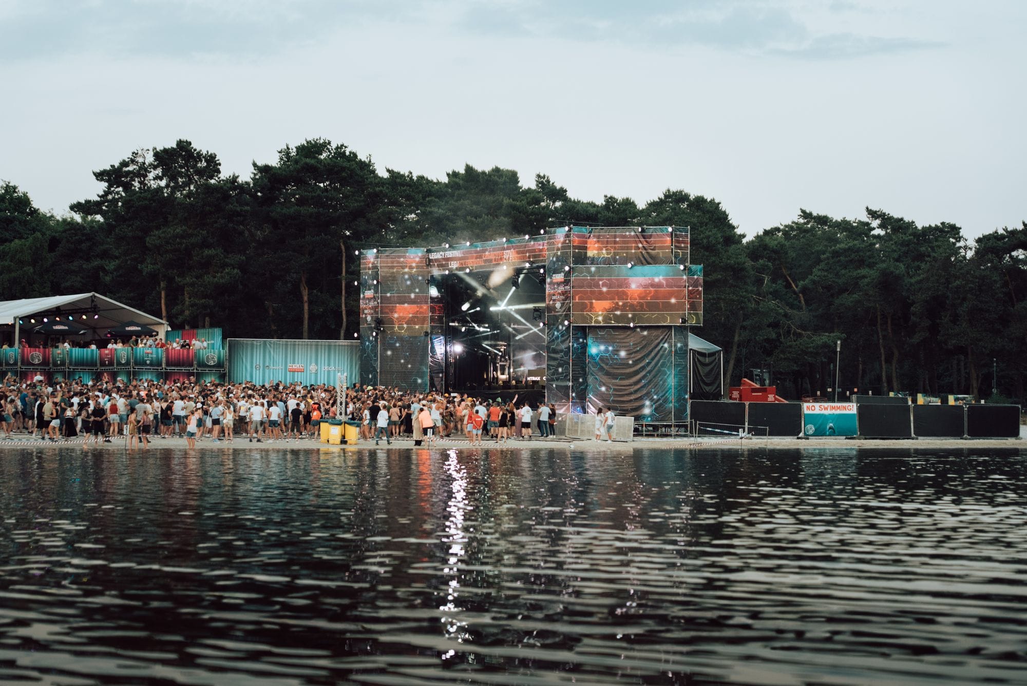 De Papillon stage aan het water op Legacy Festival in Mol