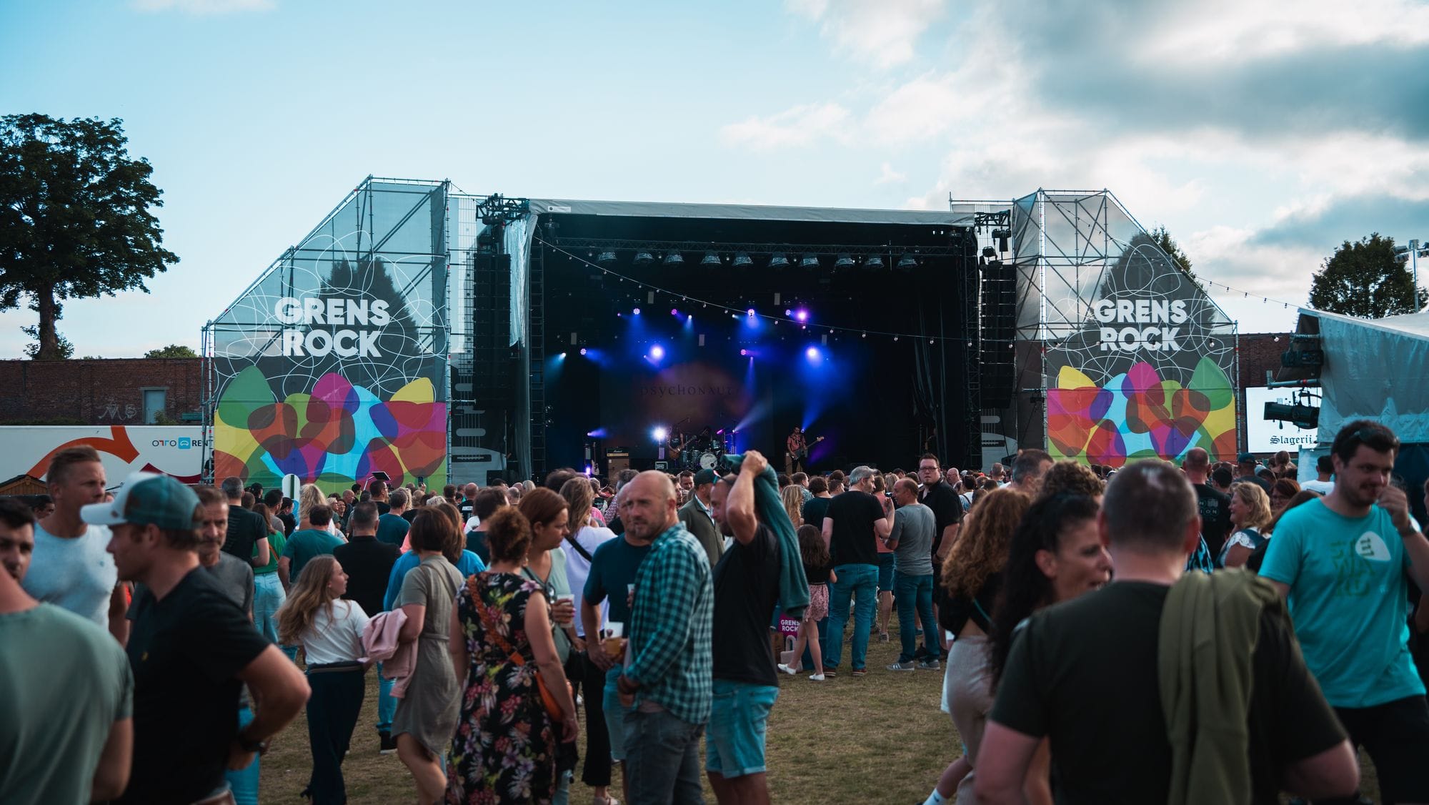 De Lion stage in vol festivalbedrijf op Grensrock in Menen