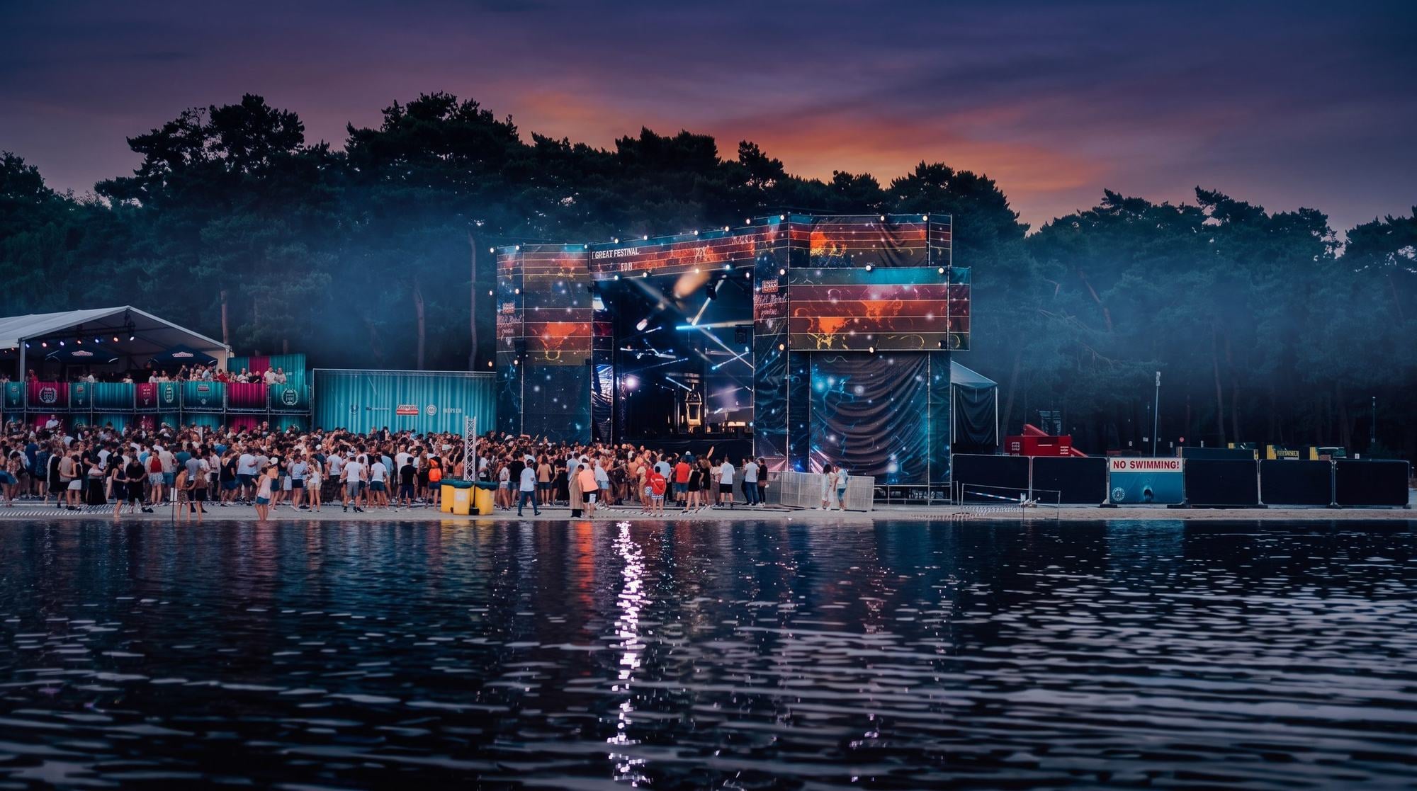 De Papillon stage bij valavond aan het water op Legacy Festival in Mol