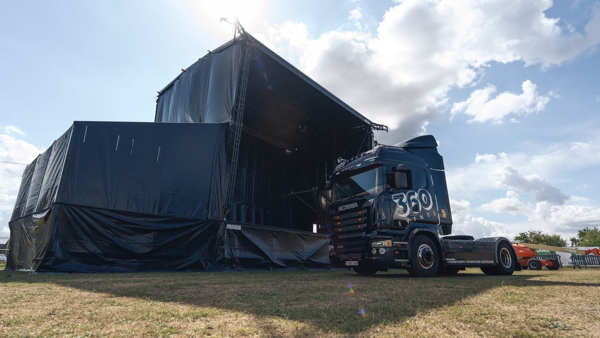 De opgevouwen Papillon als oplegger achter de truck, onderweg