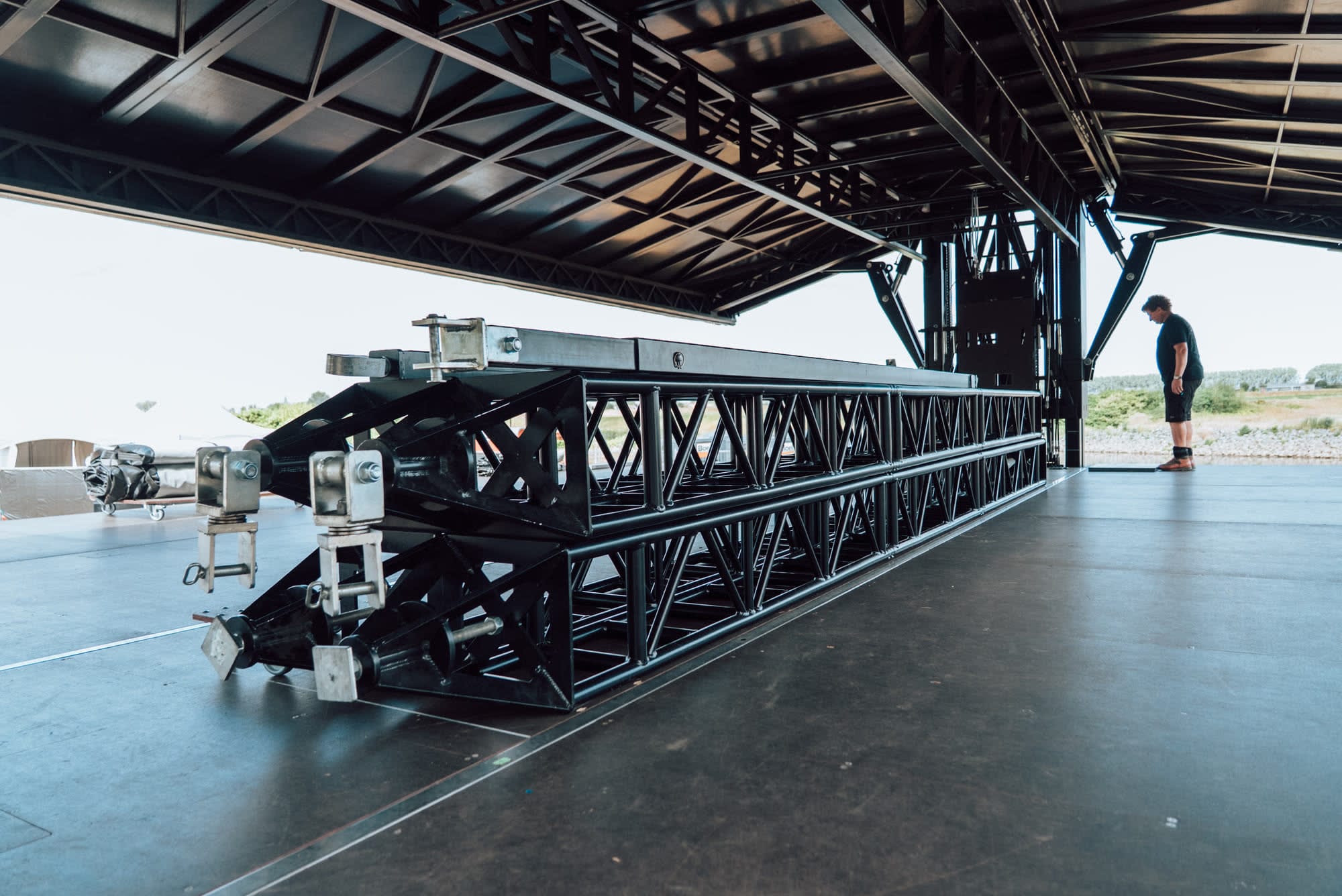 Detail van de stalen vakwerkstructuur onder het dek van de Lion